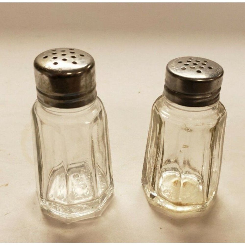 Salt & Pepper Shakers, vintage, Clear Glass w Metal lids, VG, Gemco (G174)
